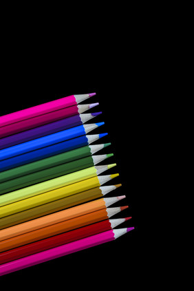 一排彩色彩铅文具