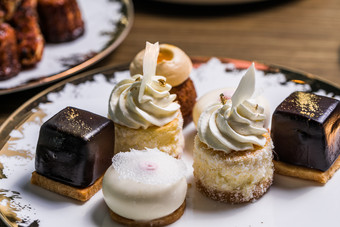 盘子里的西式下午茶点心特写