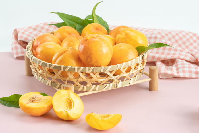 果盘里的黄桃摄影图图片