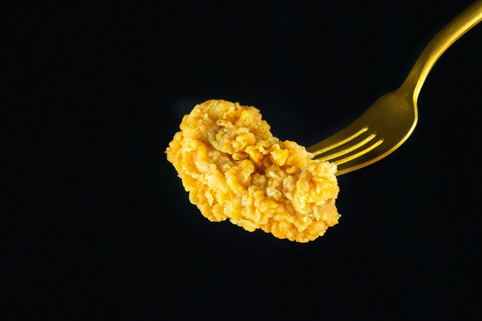 叉子上的油炸鸡块图片