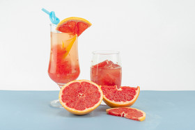 西柚水果汁摄影图