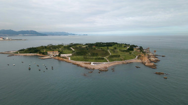 震撼4K航拍青岛海边小麦岛公园无人机旅游