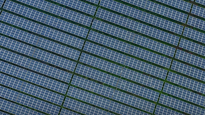 4K航拍光伏发电厂太阳能电池板视频素材