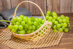果篮里的葡萄
