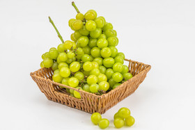 编织筐里的葡萄