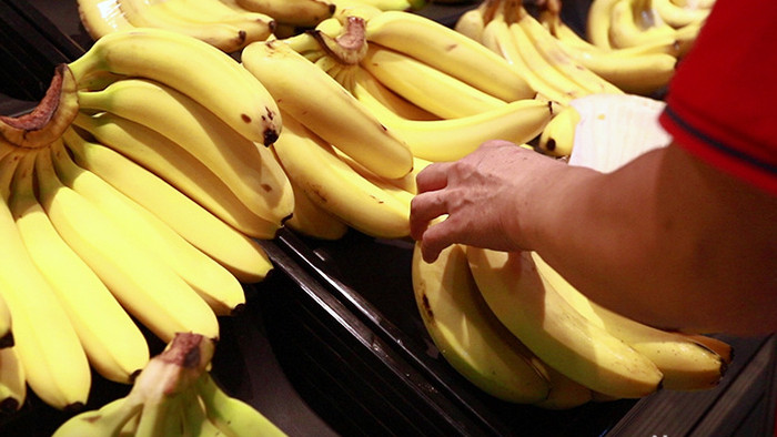实拍超市里的香蕉工作人员码放香蕉