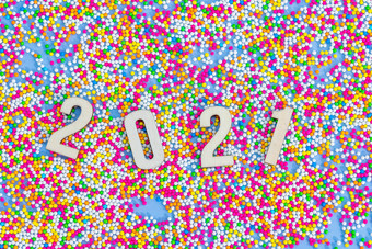 彩色糖果上的2021数字