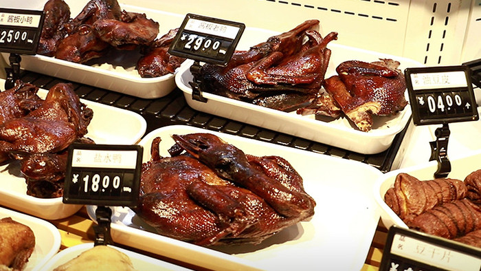 实拍烤箱中的烤鸭超市熟食区北京烤鸭
