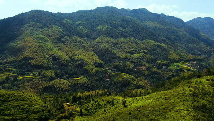 航拍永嘉高山中小庙小村伴山马路