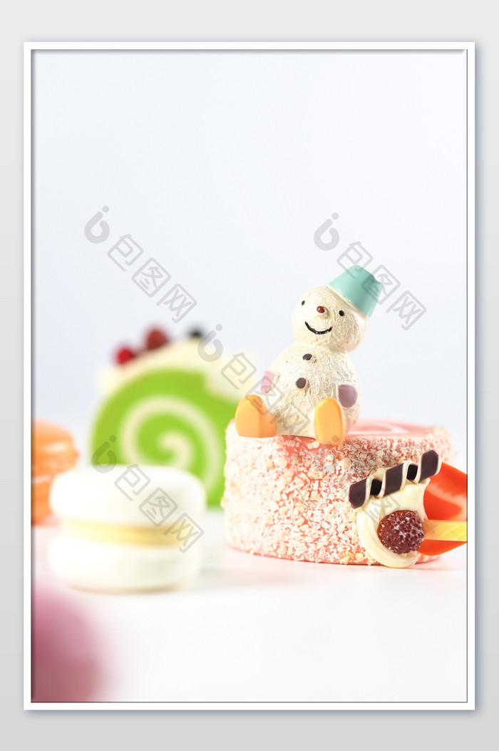 雪人坐在彩色蛋糕堆里