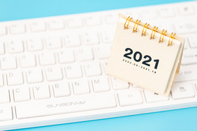 2021小台历白色键盘创意图片