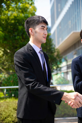 男士握手礼仪图片