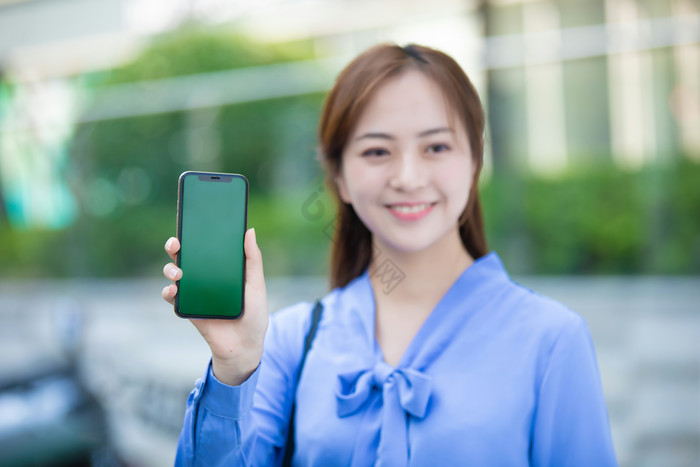 商务衬衫女手机绿屏产品图宣传笑容摄影图图片