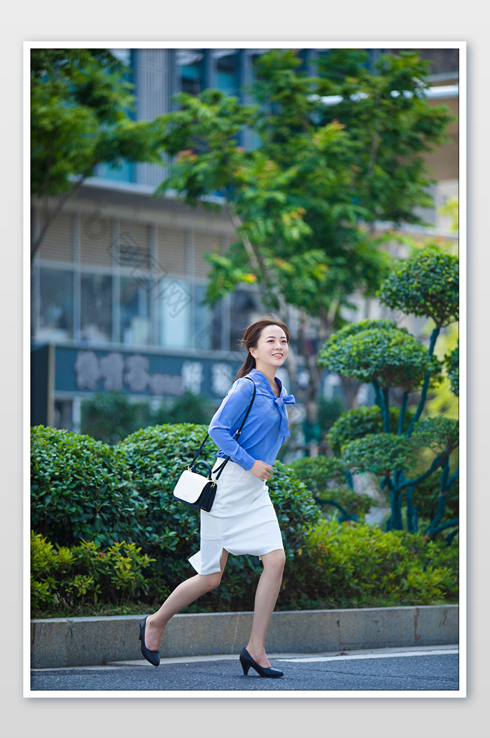 商务气质衬衫女着急上班奔跑过马路摄影图片图片