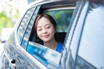 气质白领女靠在车窗吹风看城市片