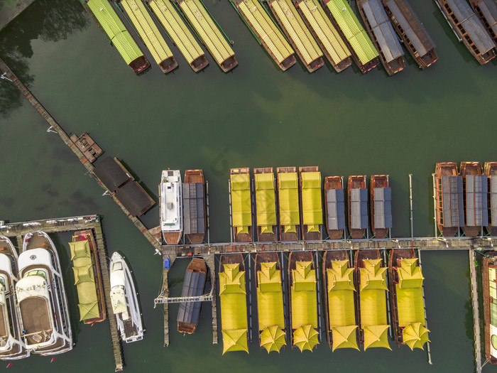 俯拍杭州西湖码头摄影图片