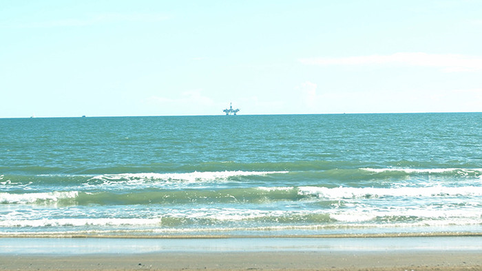 4K实拍唯美海边沙滩海浪空境视频素材