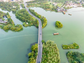 航拍湖面公路摄影图片