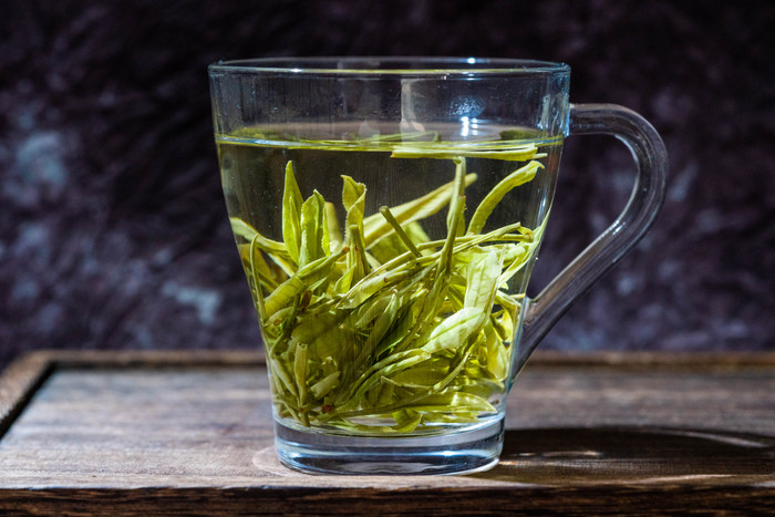 玻璃杯里的绿茶饮品图片