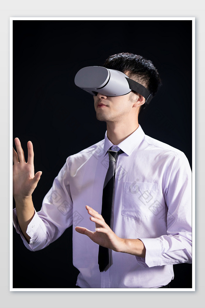 商务年轻男黑背景下VR可做特效摄影图