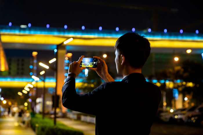 商务西装男背影拍摄记录生活夜景摄影图图片
