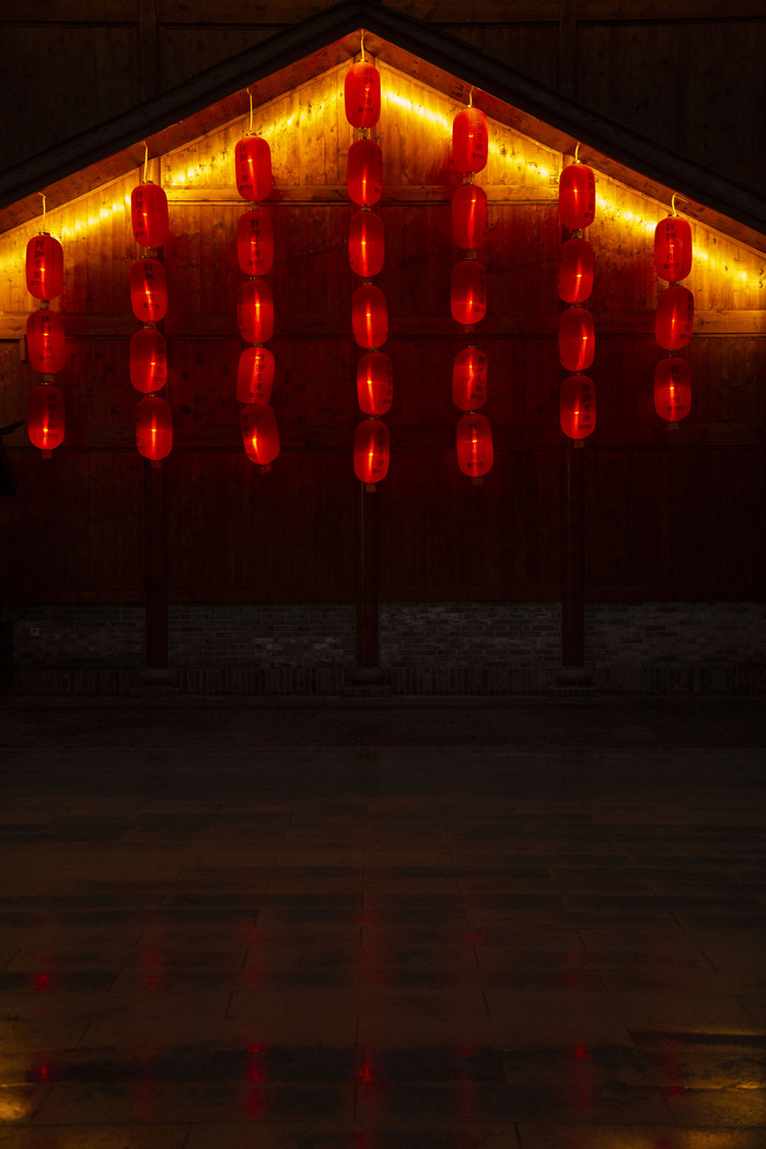 传统建筑墙上高高悬挂的红灯笼图片