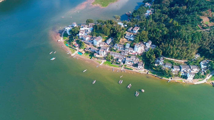 航拍黄山市歙县新安江畔的渔村