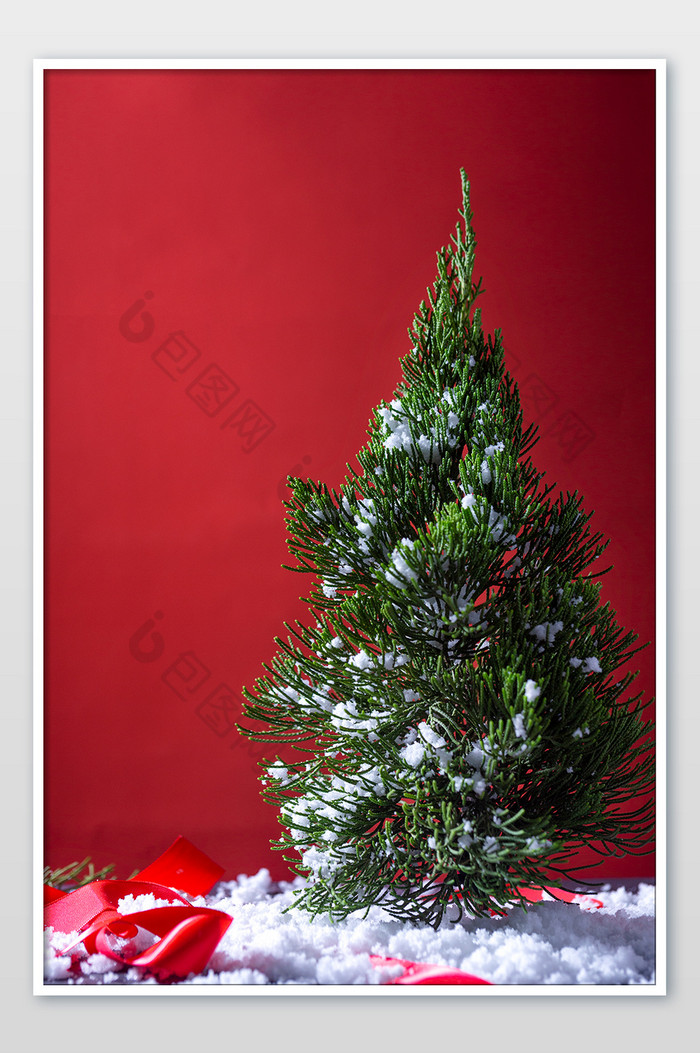 圣诞树雪花红色背景图片图片