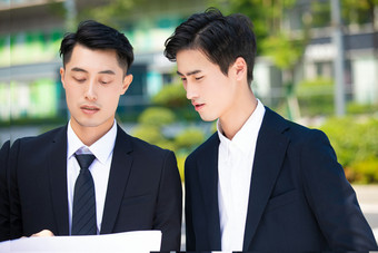 西装成熟男师讨论交流外景