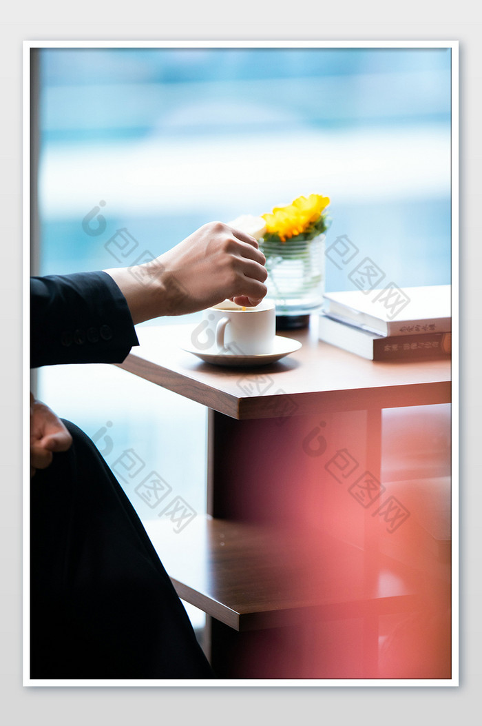 商务大气西装男窗边喝咖啡都市绅士摄影图图片图片