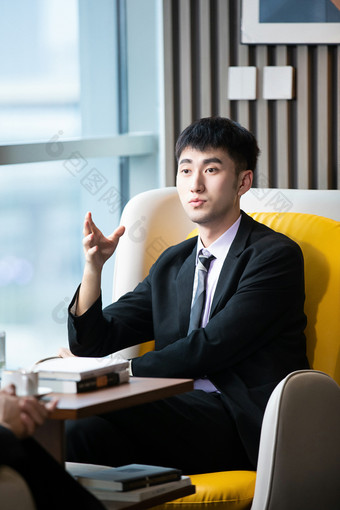 西装男面谈客户自信手势