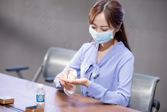 办公室女疫情戴口罩洗手消毒
