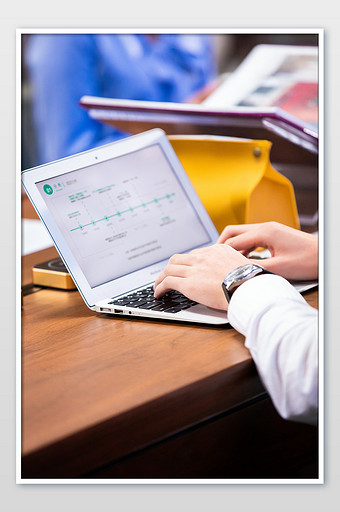 商务办公室白领男制作ppt汇报工作摄影图