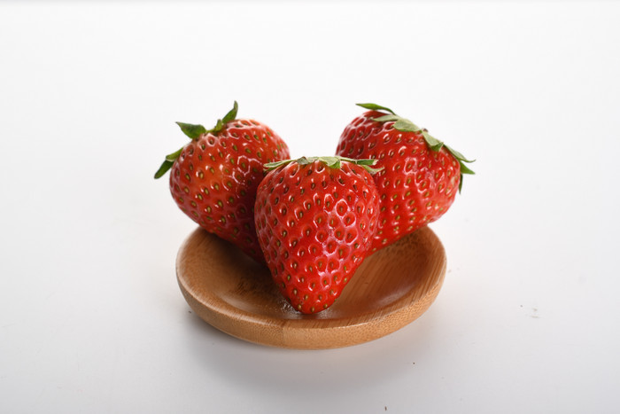 新鲜草莓水果木盘图片