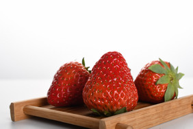新鲜草莓水果木托盘特写