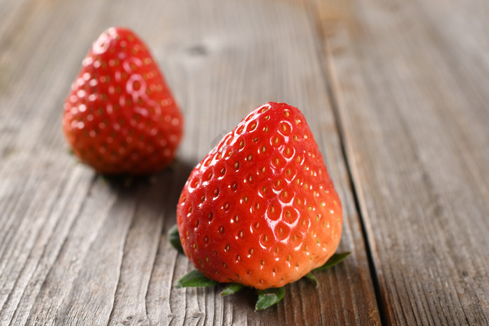 新鲜草莓45度木纹桌面图片