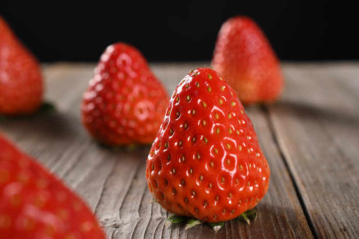 新鲜草莓水果木桌图片