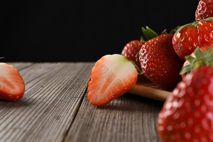 新鲜草莓水果切开组合图片