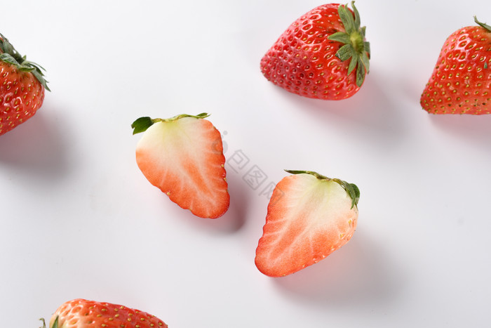 新鲜草莓水果摆设图片