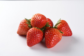 新鲜草莓水果一堆