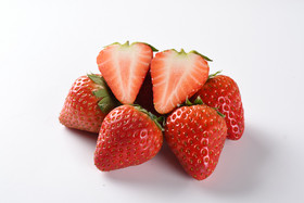 一堆新鲜草莓水果