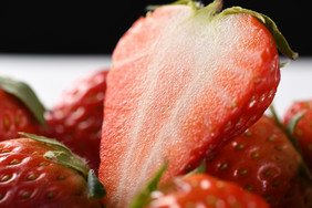 新鲜草莓水果切开特写