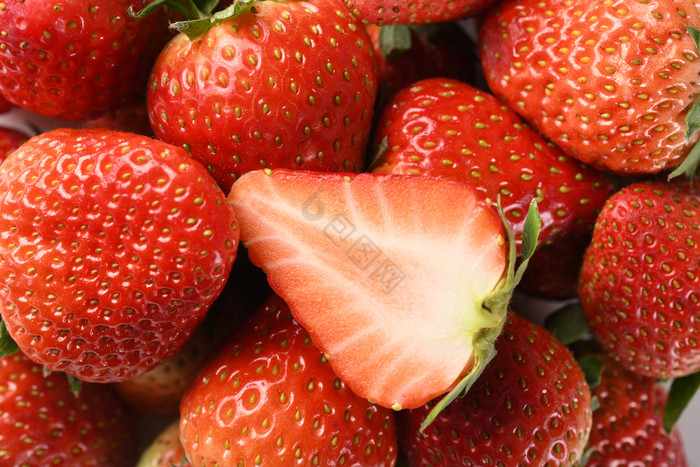 新鲜草莓水果平铺切开图片