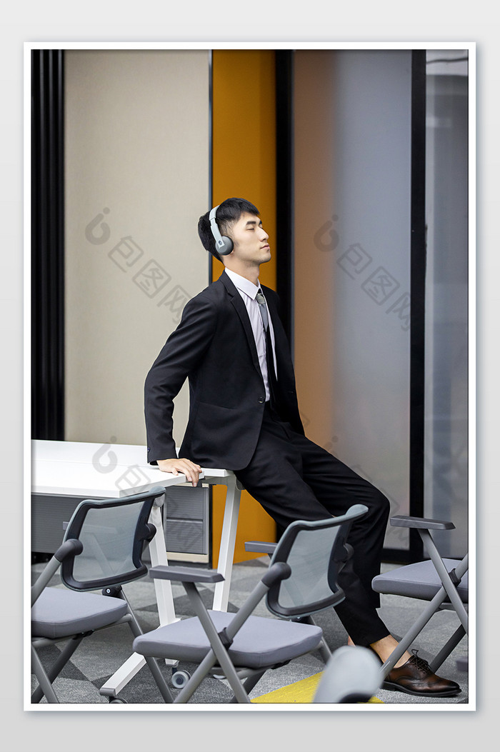 商务现代化会议室西装男聆听音乐摄影图图片图片