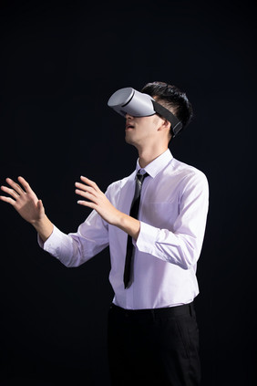 商务年轻男科技虚拟VR体验探索摄影图