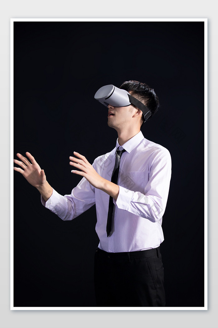 商务年轻男科技虚拟VR体验探索摄影图