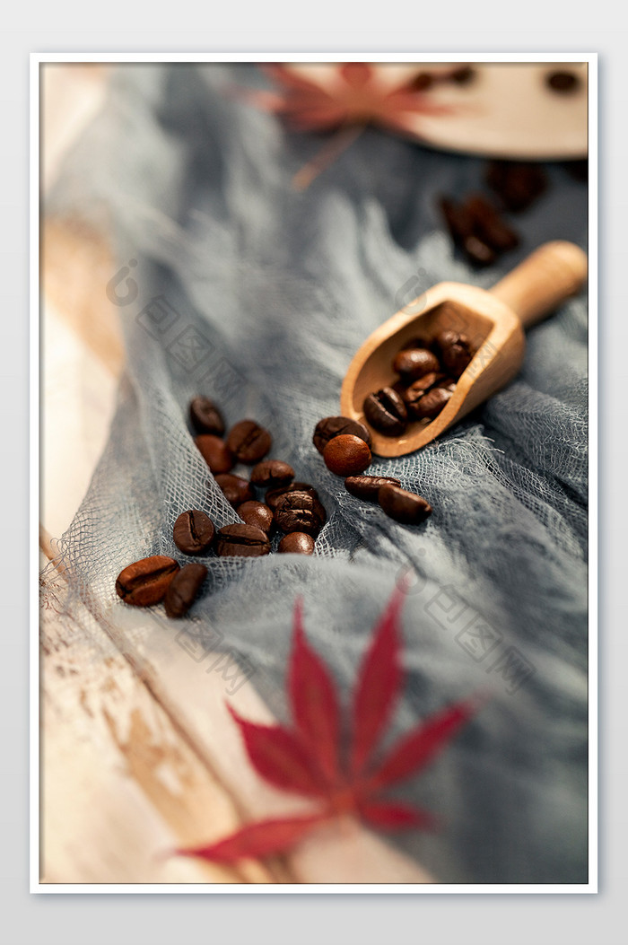 咖啡豆枫叶午后阳光文艺风格秋日图片