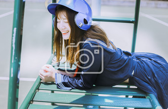 趴在栏杆上大笑的校园女生图片