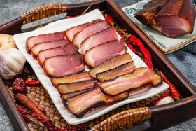 特色肉食腊肉片蒸熟的腊肉片餐饮腊肉片腊肉片和八角摆盘的腊肉片肉类