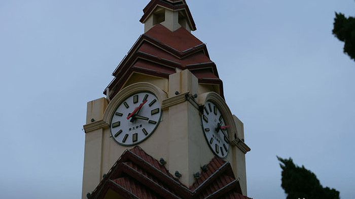 烟台滨海广场钟楼钟表塔楼时间流逝指针转动